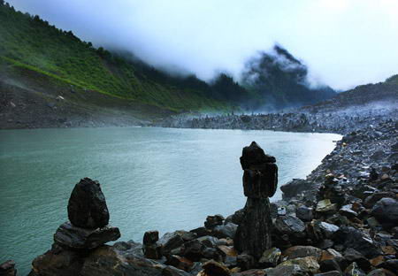 猴石山冰湖旅游区