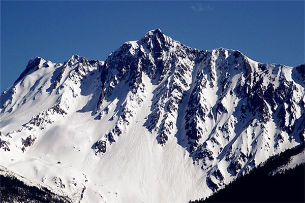 白茫雪山