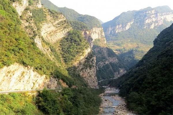 老凹仲鱼洞河风景区