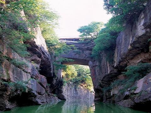 沙文新寨天生桥风景区