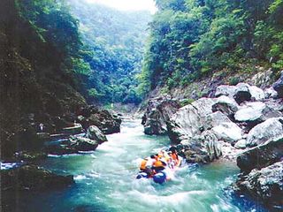 白马潭天险河漂流